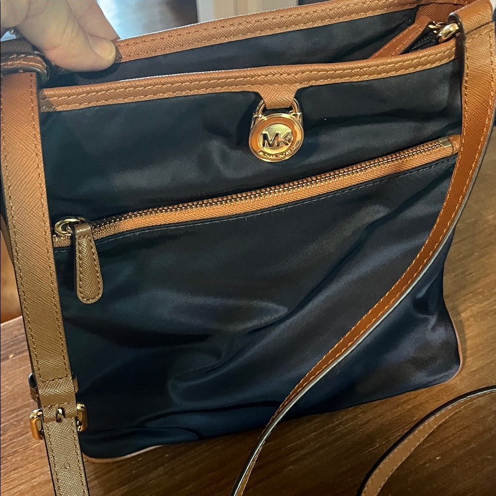 Michael Kors Navy and Brown Shoulder Bag-Pre-loved ❤️